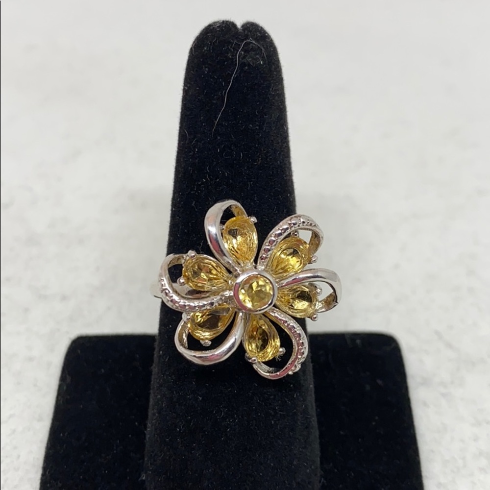 Beautiful flower with synthetic topaz stones ring